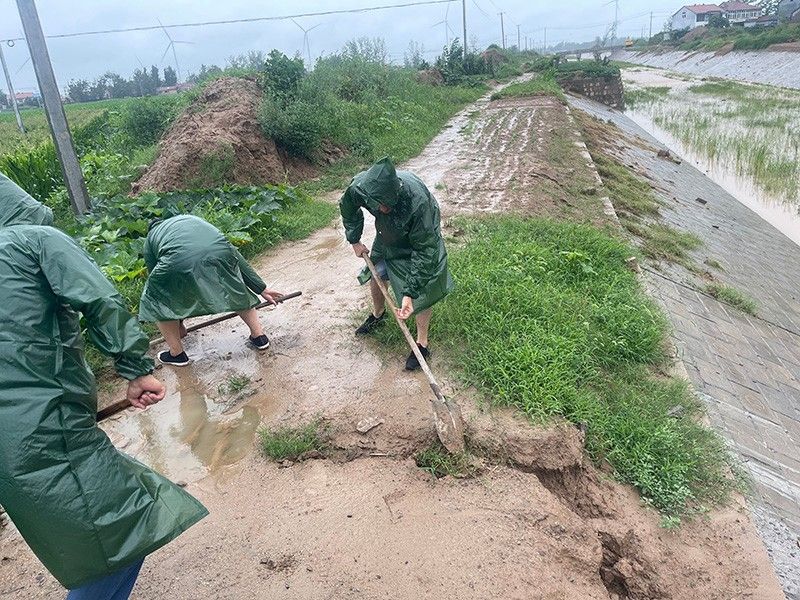 公司領(lǐng)導(dǎo)員工冒雨搶險(xiǎn)救災(zāi)